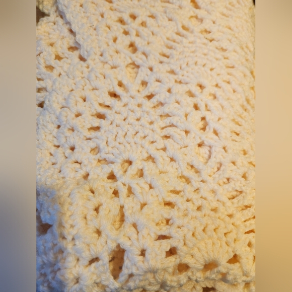 Vintage crochet blanket, stored since made, approx 5 ft x 3 ft - Picture 2 of 3